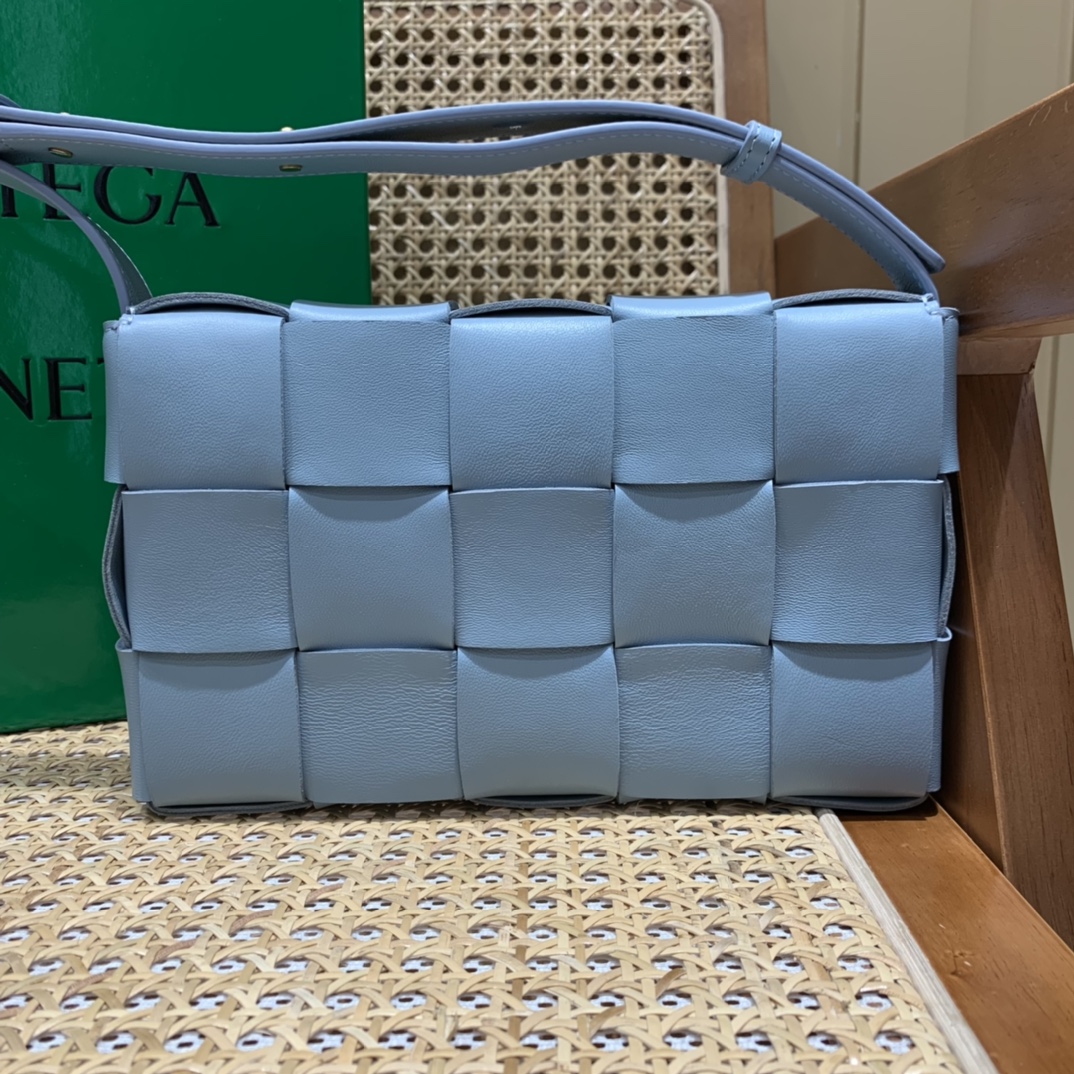 Bottega Veneta CASSETTE 23CM 编织皮革方盒斜挎包 578004冰蓝色