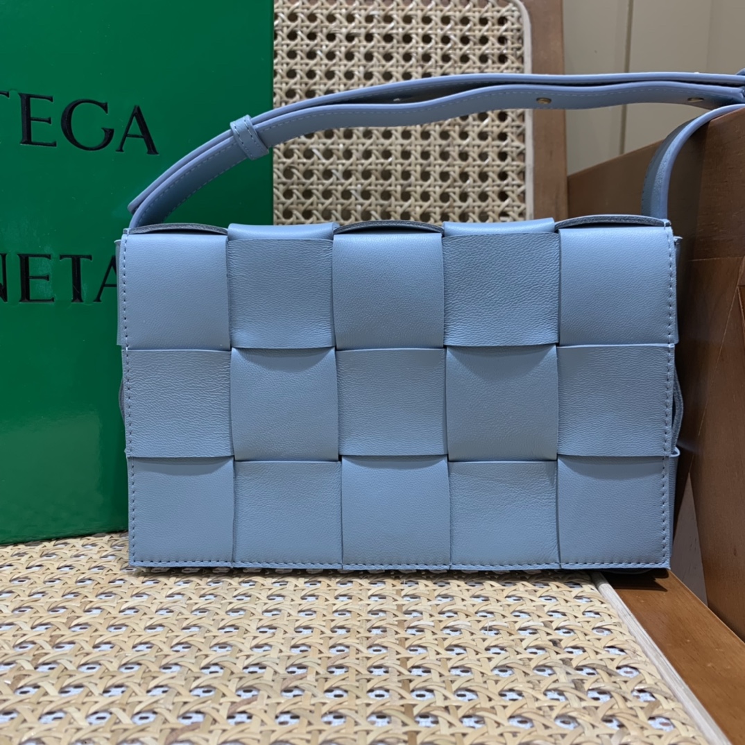 Bottega Veneta CASSETTE 23CM 编织皮革方盒斜挎包 578004冰蓝色