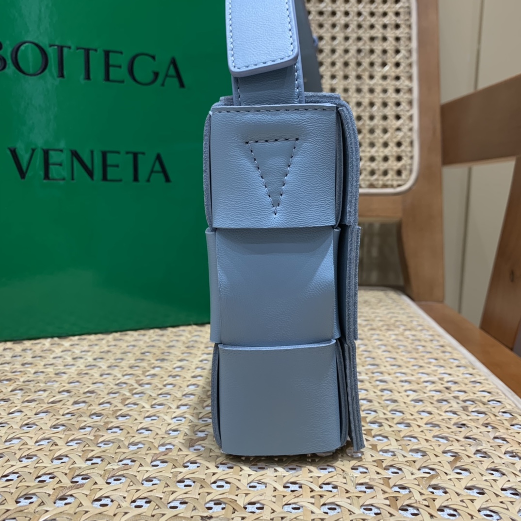 Bottega Veneta CASSETTE 23CM 编织皮革方盒斜挎包 578004冰蓝色
