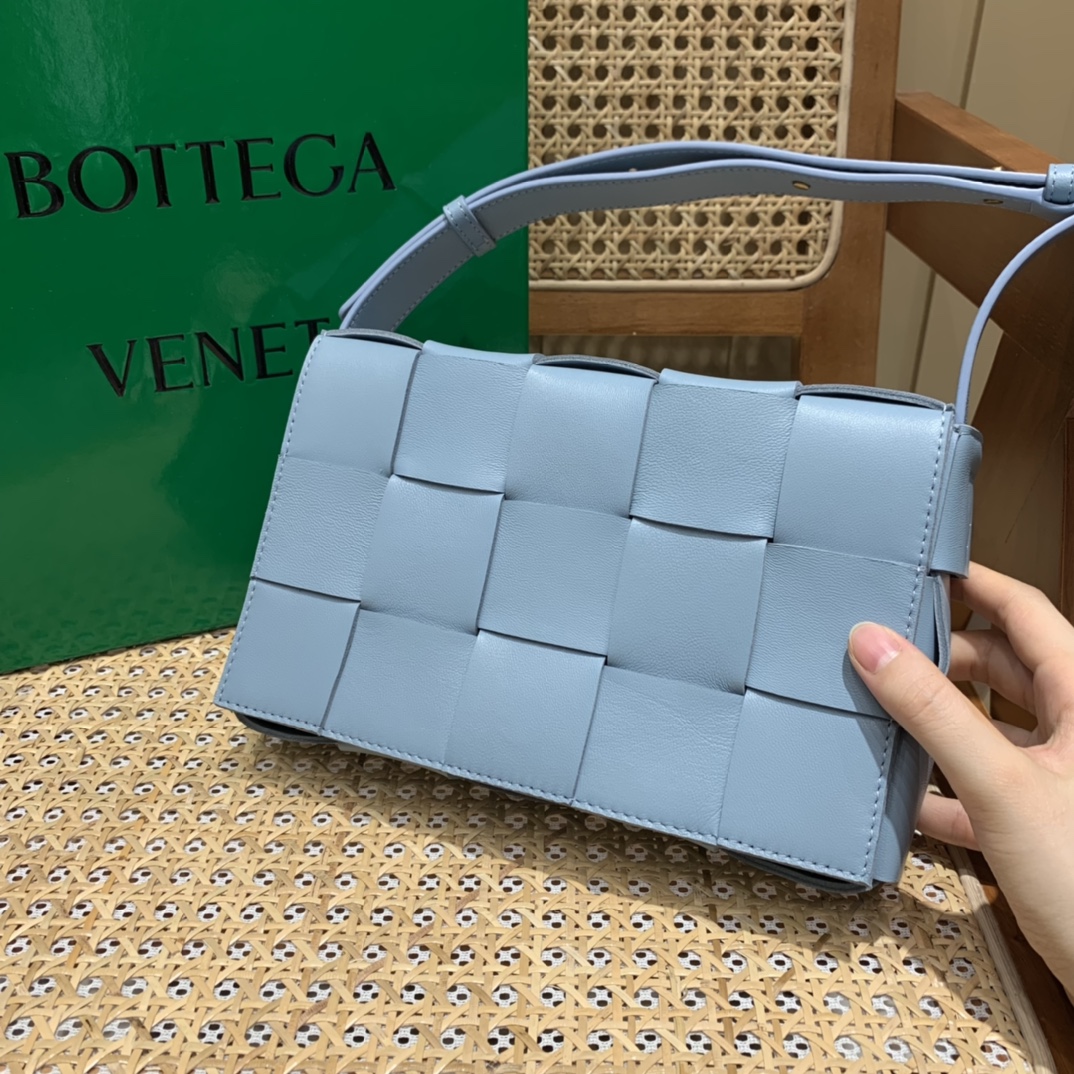 Bottega Veneta CASSETTE 23CM 编织皮革方盒斜挎包 578004冰蓝色