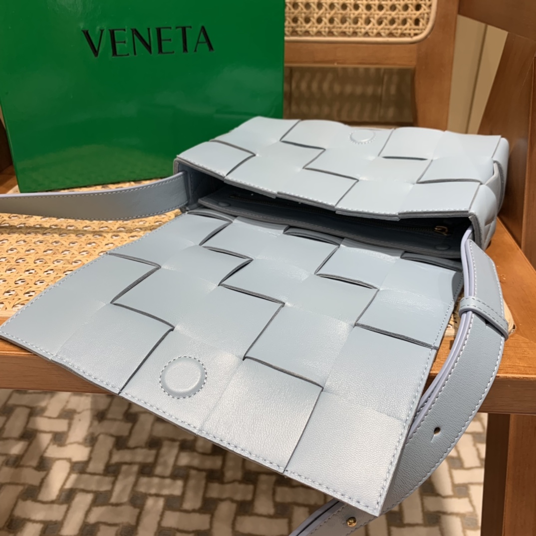 Bottega Veneta CASSETTE 23CM 编织皮革方盒斜挎包 578004冰蓝色