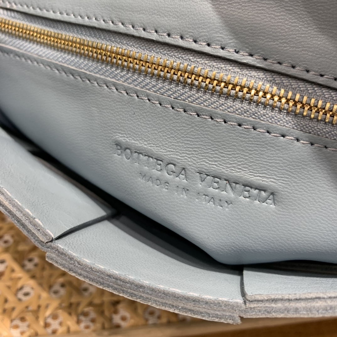 Bottega Veneta CASSETTE 23CM 编织皮革方盒斜挎包 578004冰蓝色