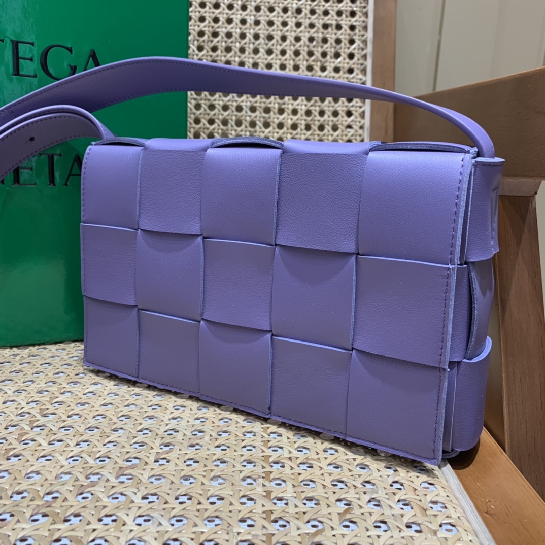 Bottega Veneta CASSETTE 23CM 编织皮革方盒斜挎包 578004薰衣草紫