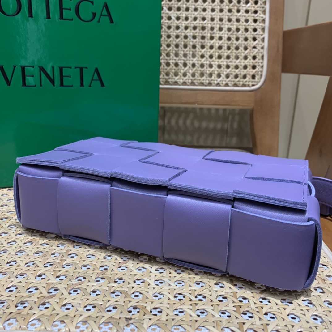 Bottega Veneta CASSETTE 23CM 编织皮革方盒斜挎包 578004薰衣草紫