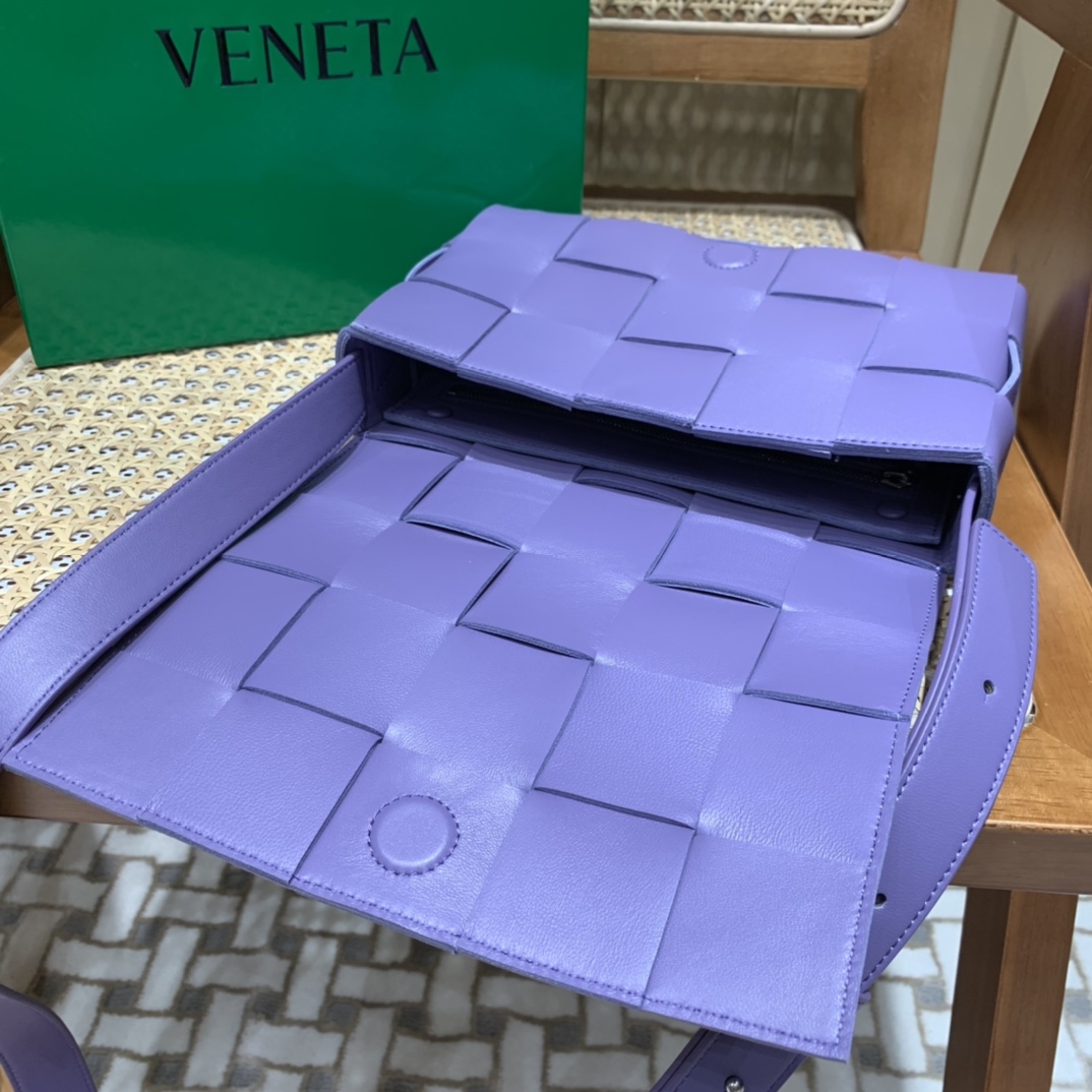 Bottega Veneta CASSETTE 23CM 编织皮革方盒斜挎包 578004薰衣草紫