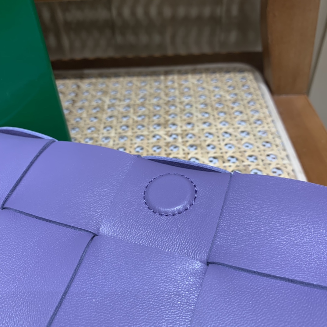 Bottega Veneta CASSETTE 23CM 编织皮革方盒斜挎包 578004薰衣草紫