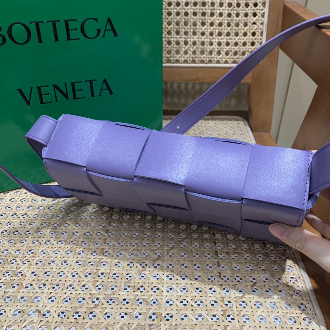 Bottega Veneta CASSETTE 23CM 编织皮革方盒斜挎包 578004薰衣草紫