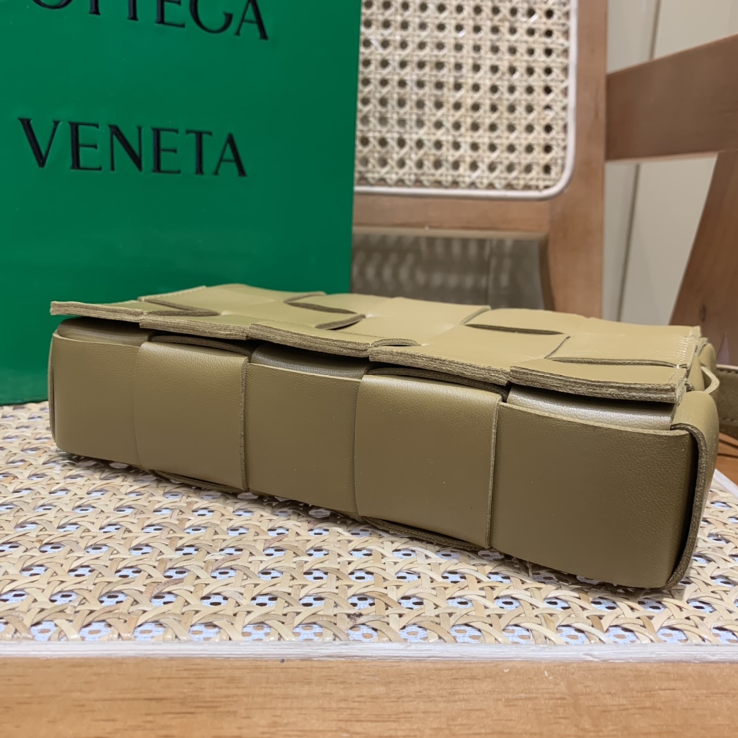 Bottega Veneta CASSETTE 23CM 编织皮革方盒斜挎包 578004芥末色