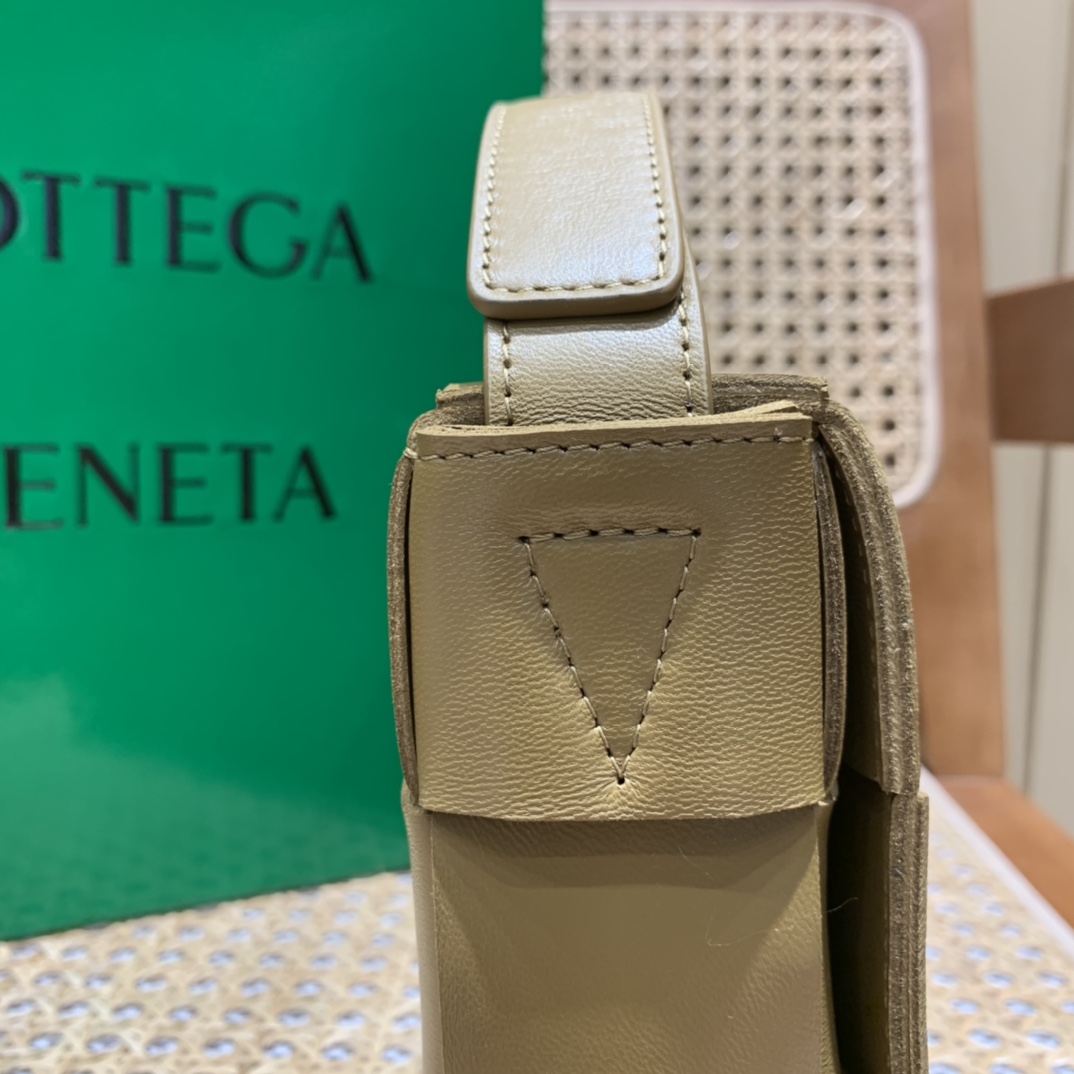 Bottega Veneta CASSETTE 23CM 编织皮革方盒斜挎包 578004芥末色