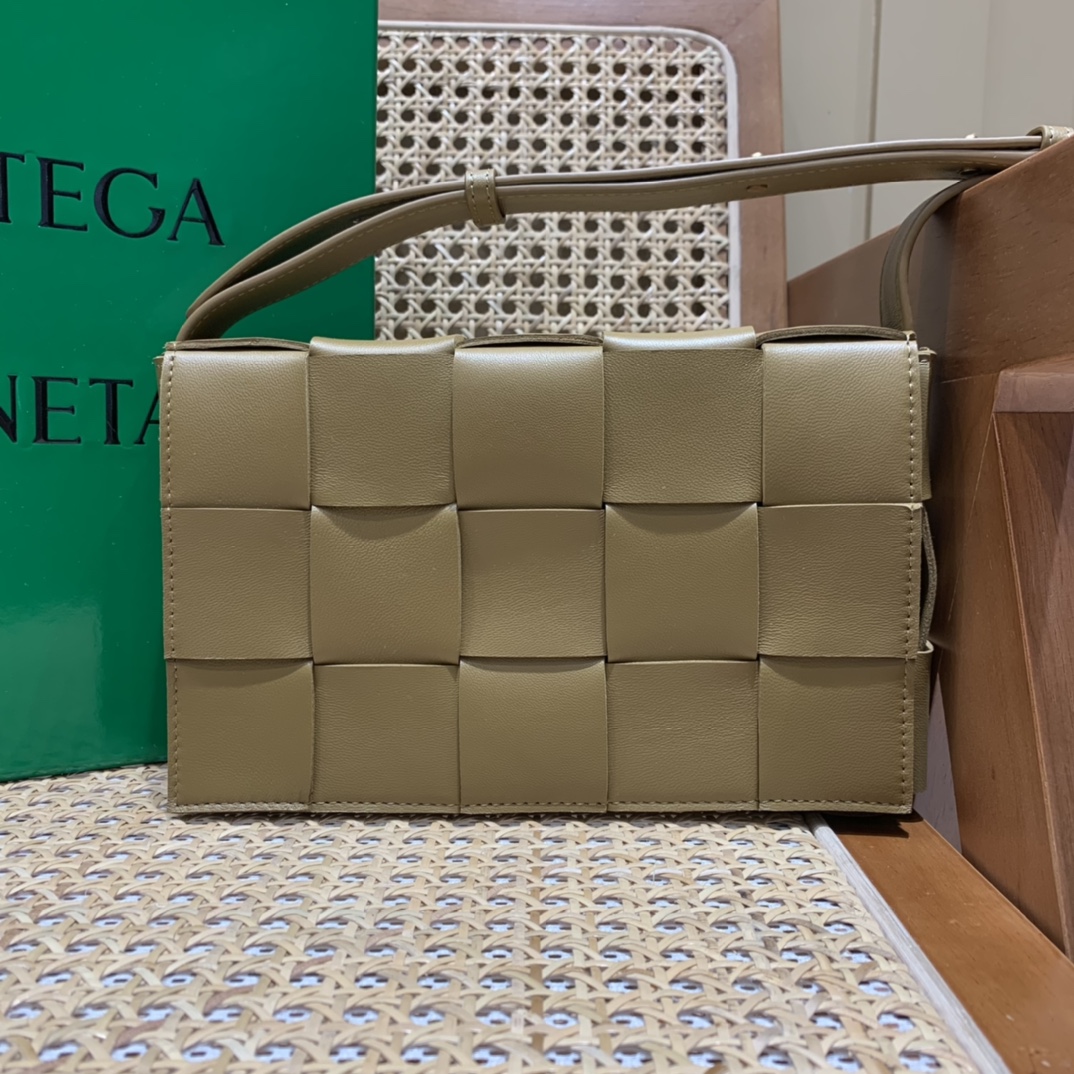 Bottega Veneta CASSETTE 23CM 编织皮革方盒斜挎包 578004芥末色