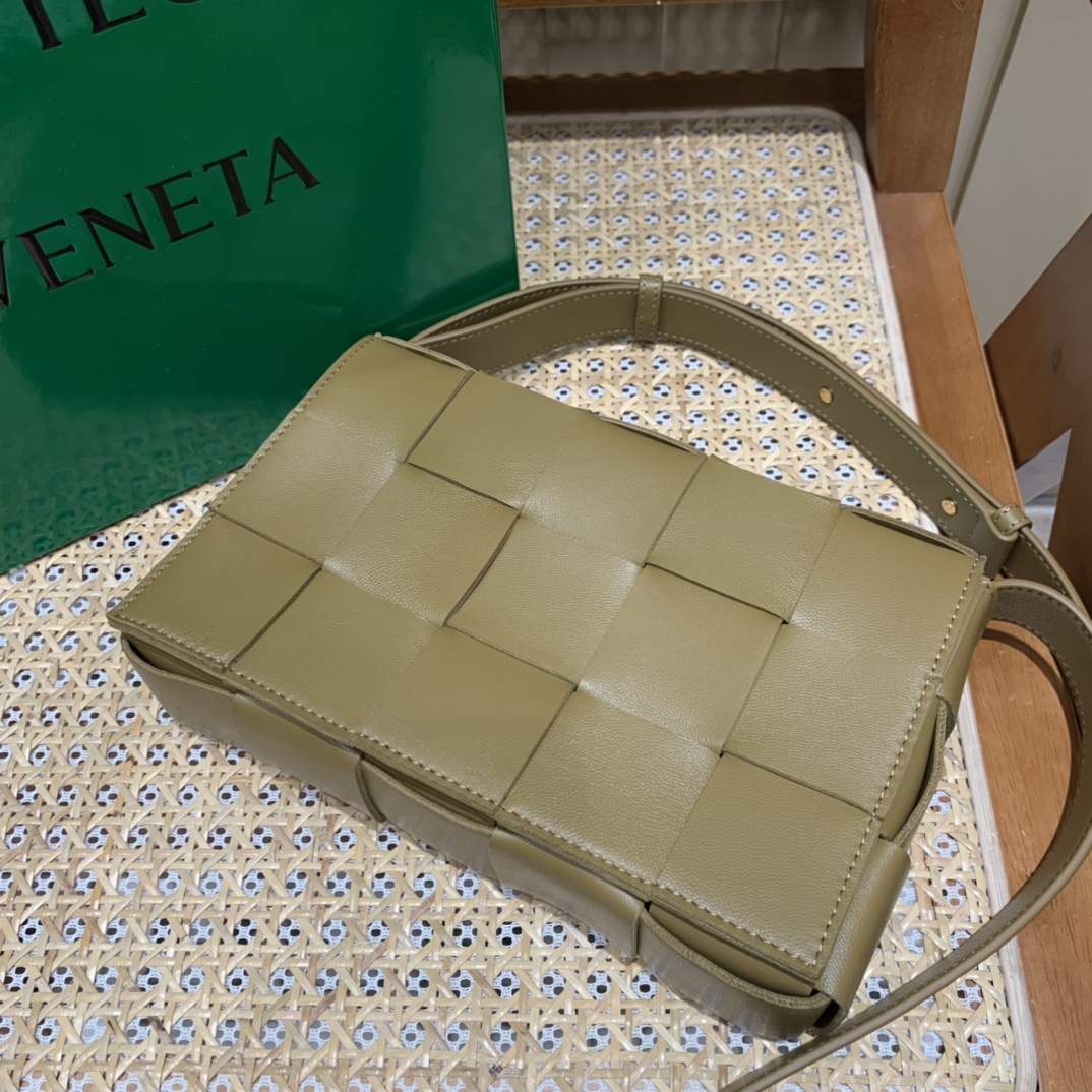 Bottega Veneta CASSETTE 23CM 编织皮革方盒斜挎包 578004芥末色