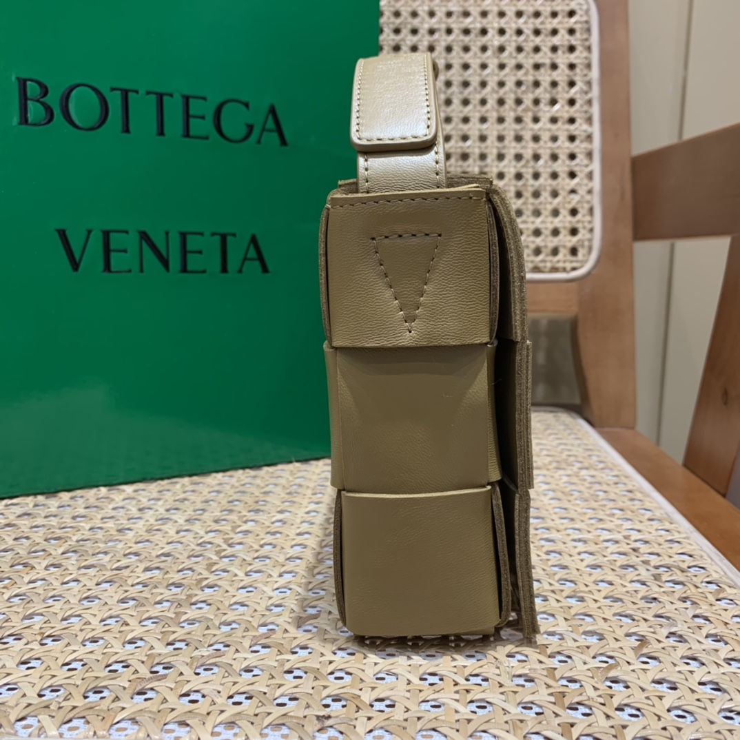 Bottega Veneta CASSETTE 23CM 编织皮革方盒斜挎包 578004芥末色