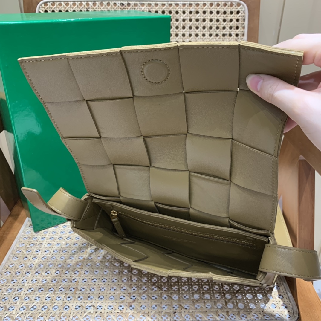 Bottega Veneta CASSETTE 23CM 编织皮革方盒斜挎包 578004芥末色