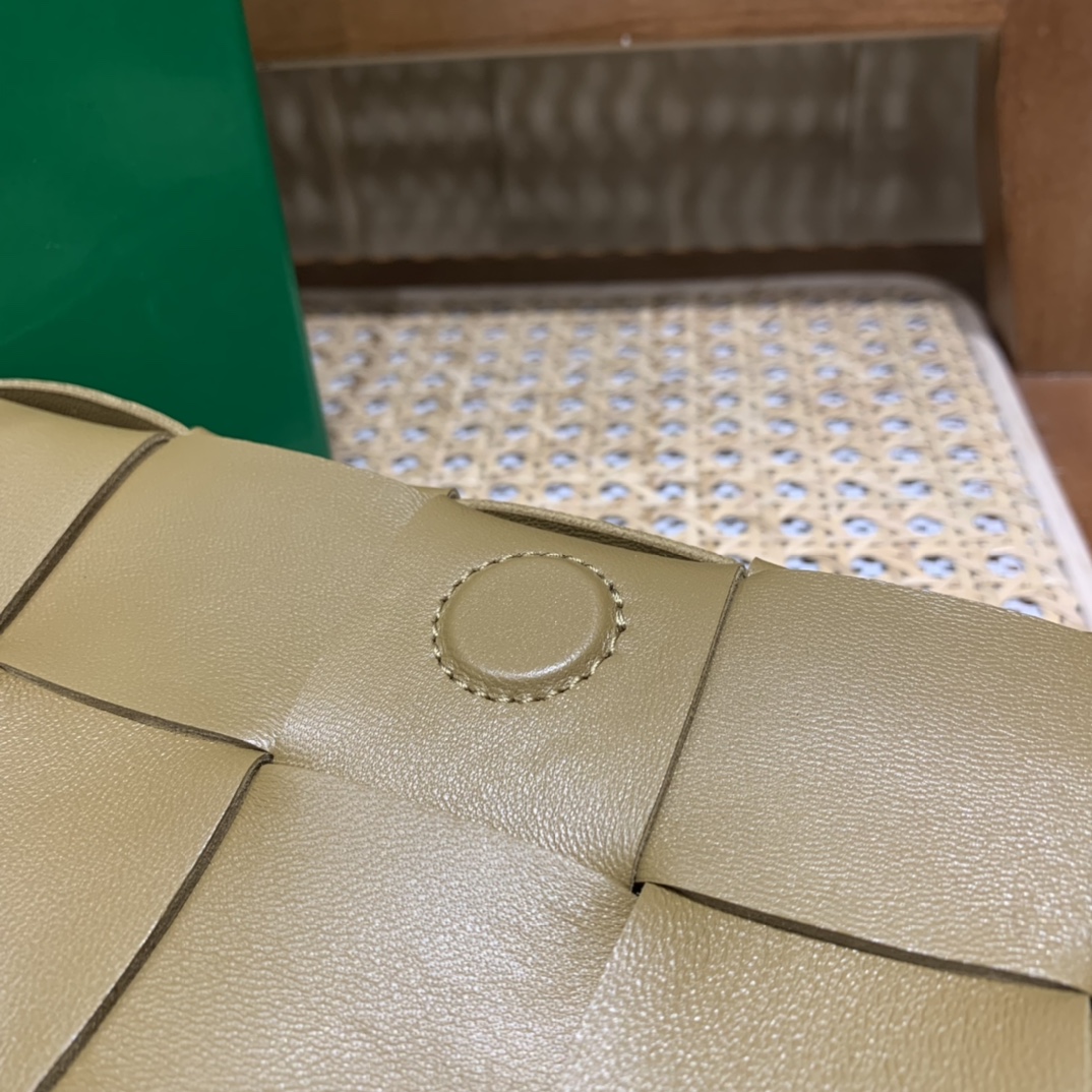 Bottega Veneta CASSETTE 23CM 编织皮革方盒斜挎包 578004芥末色