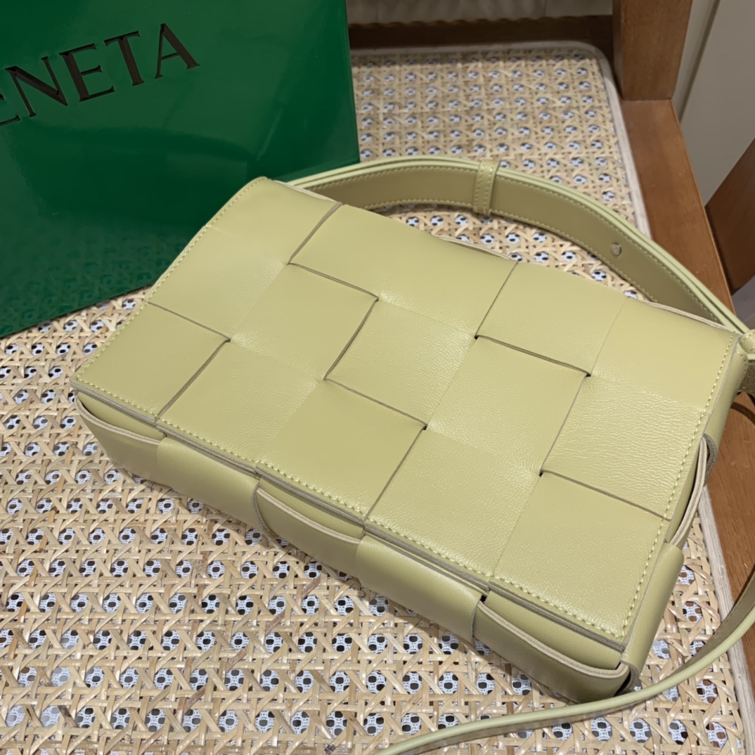 Bottega Veneta CASSETTE 23CM 编织羊皮方盒斜挎包 578004木薯色