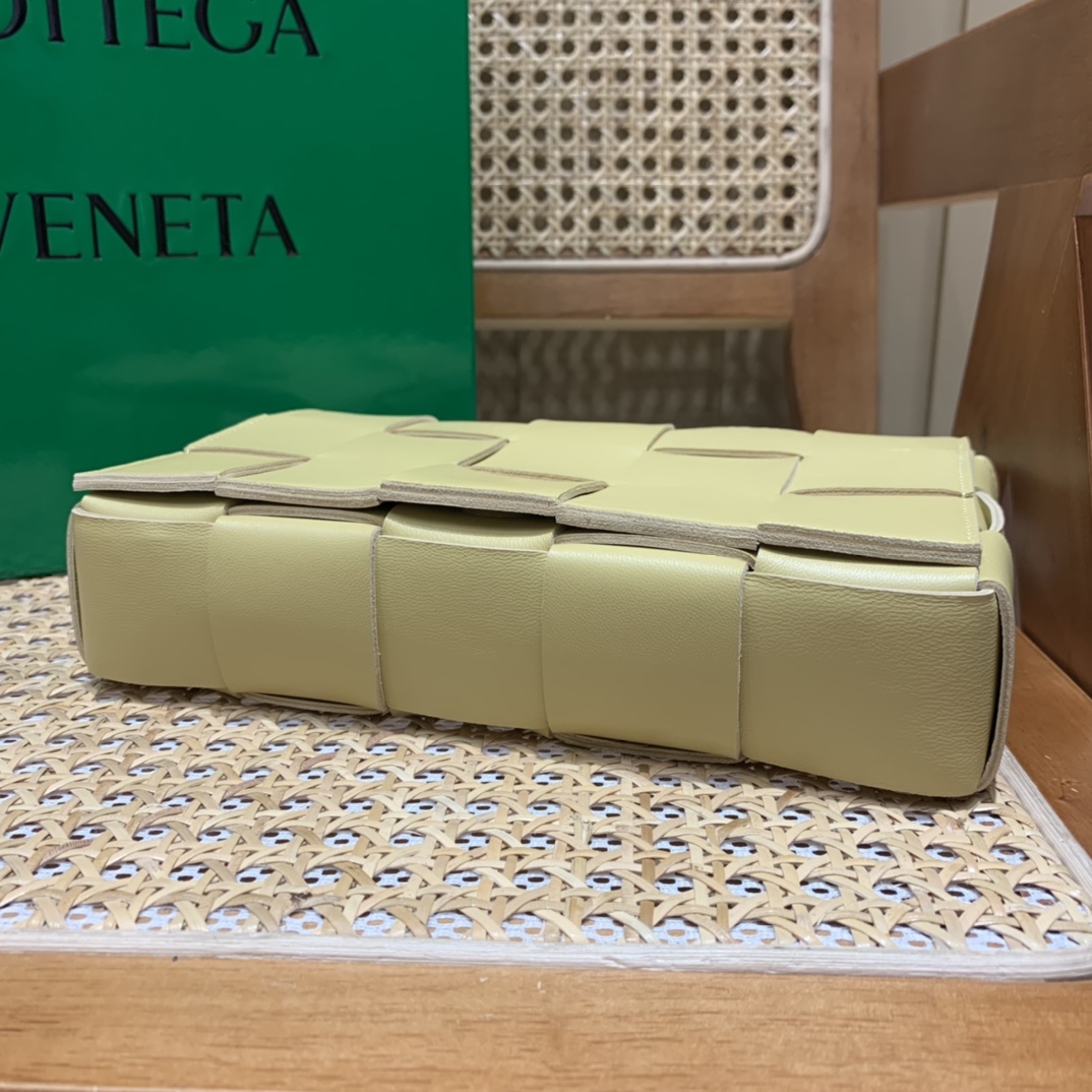 Bottega Veneta CASSETTE 23CM 编织羊皮方盒斜挎包 578004木薯色