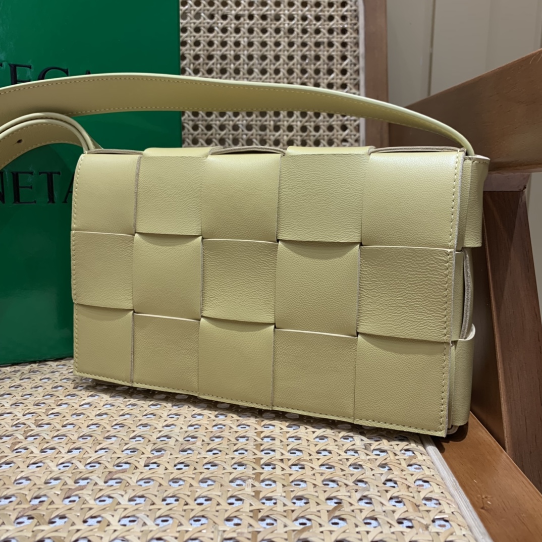 Bottega Veneta CASSETTE 23CM 编织羊皮方盒斜挎包 578004木薯色