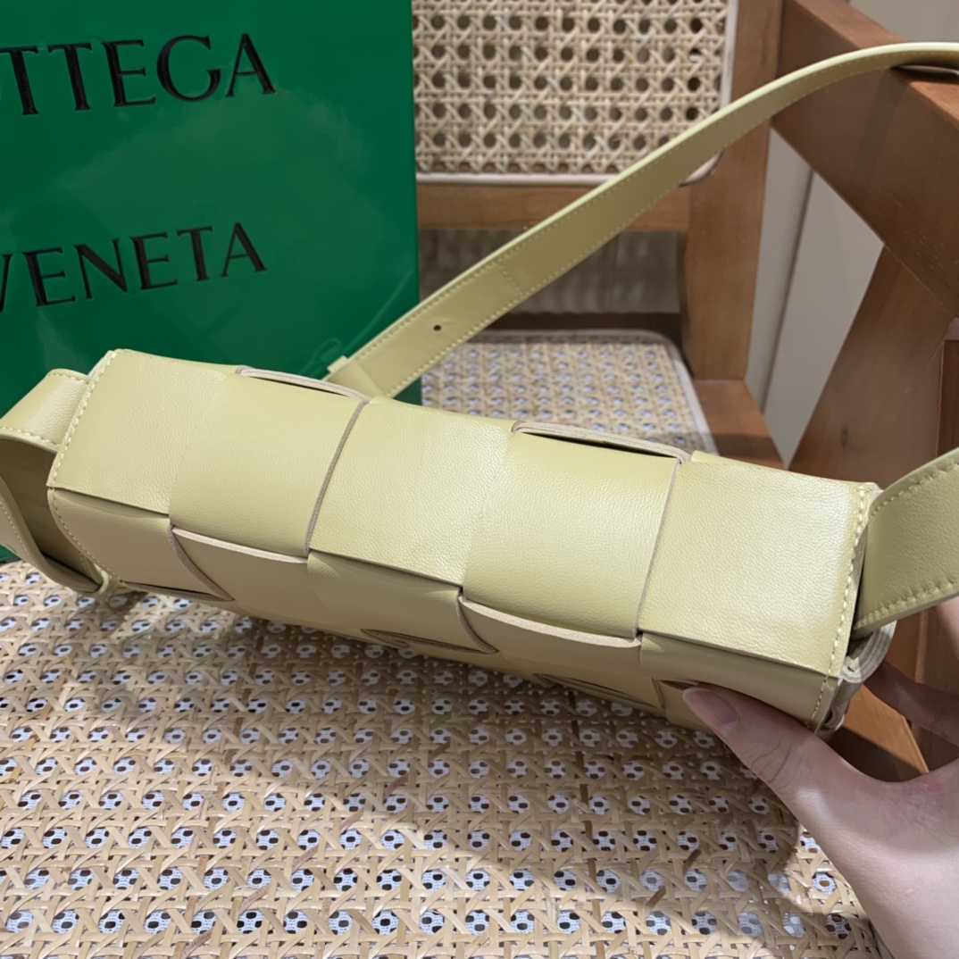 Bottega Veneta CASSETTE 23CM 编织羊皮方盒斜挎包 578004木薯色