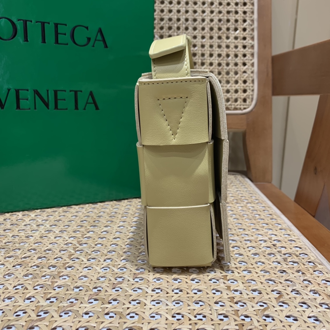 Bottega Veneta CASSETTE 23CM 编织羊皮方盒斜挎包 578004木薯色