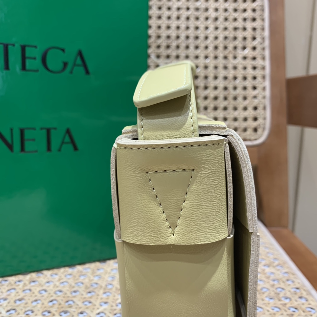 Bottega Veneta CASSETTE 23CM 编织羊皮方盒斜挎包 578004木薯色
