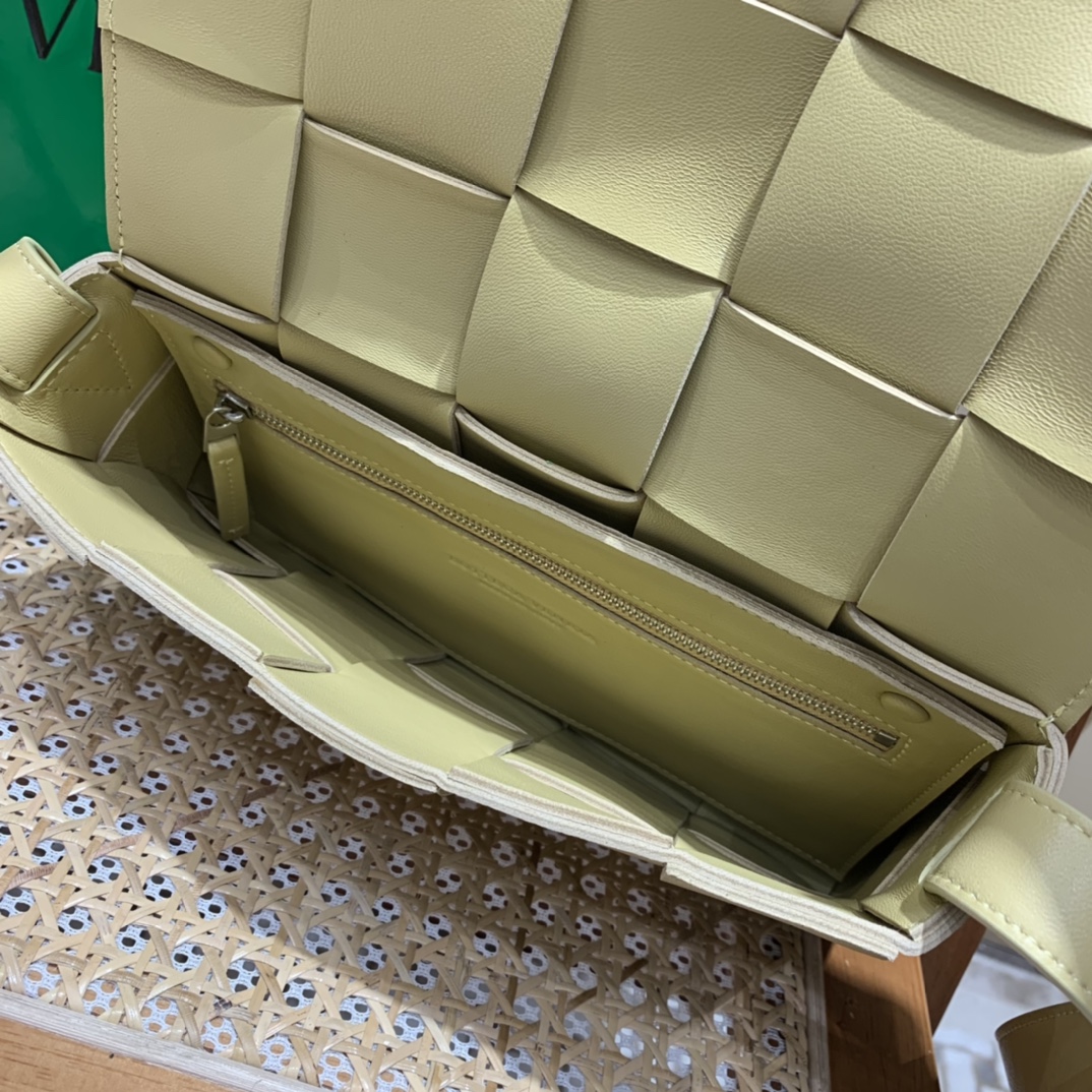 Bottega Veneta CASSETTE 23CM 编织羊皮方盒斜挎包 578004木薯色