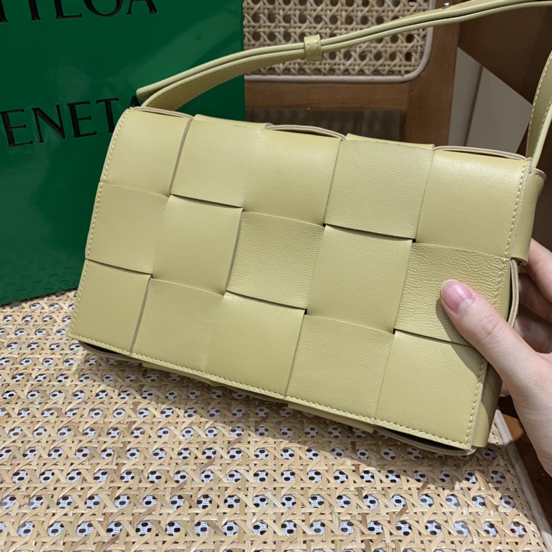 Bottega Veneta CASSETTE 23CM 编织羊皮方盒斜挎包 578004木薯色