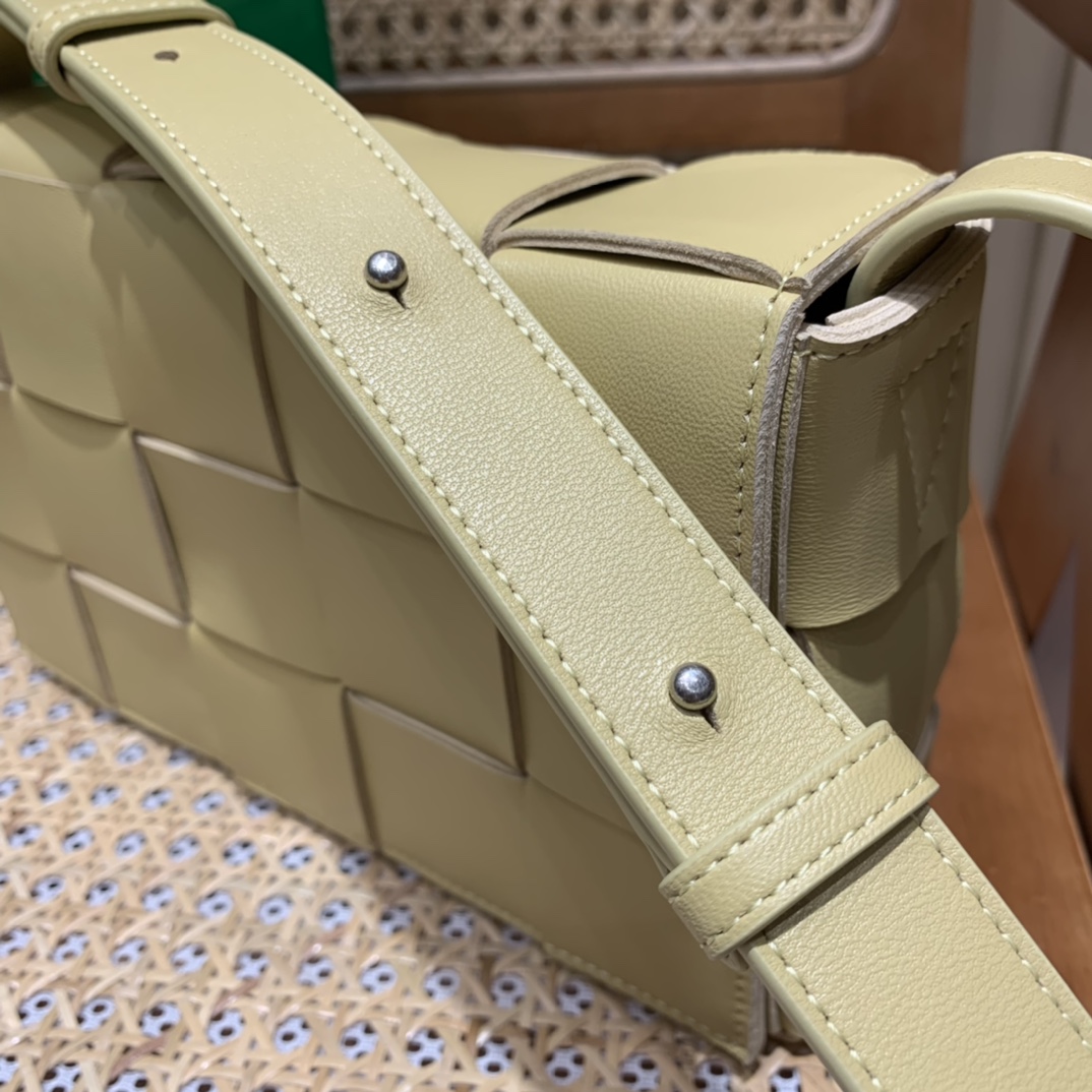 Bottega Veneta CASSETTE 23CM 编织羊皮方盒斜挎包 578004木薯色