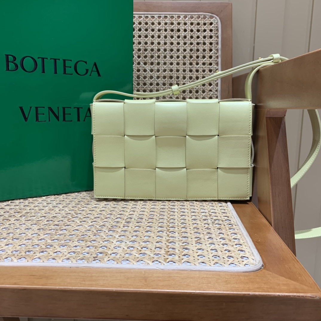 Bottega Veneta CASSETTE 23CM 编织皮革方盒斜挎包 578004香草冰激凌