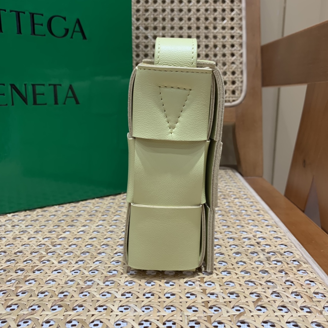 Bottega Veneta CASSETTE 23CM 编织皮革方盒斜挎包 578004香草冰激凌