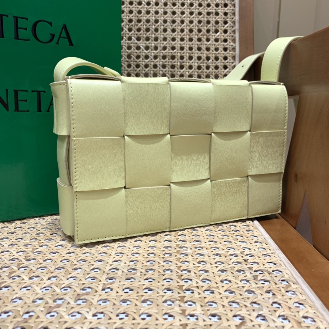 Bottega Veneta CASSETTE 23CM 编织皮革方盒斜挎包 578004香草冰激凌