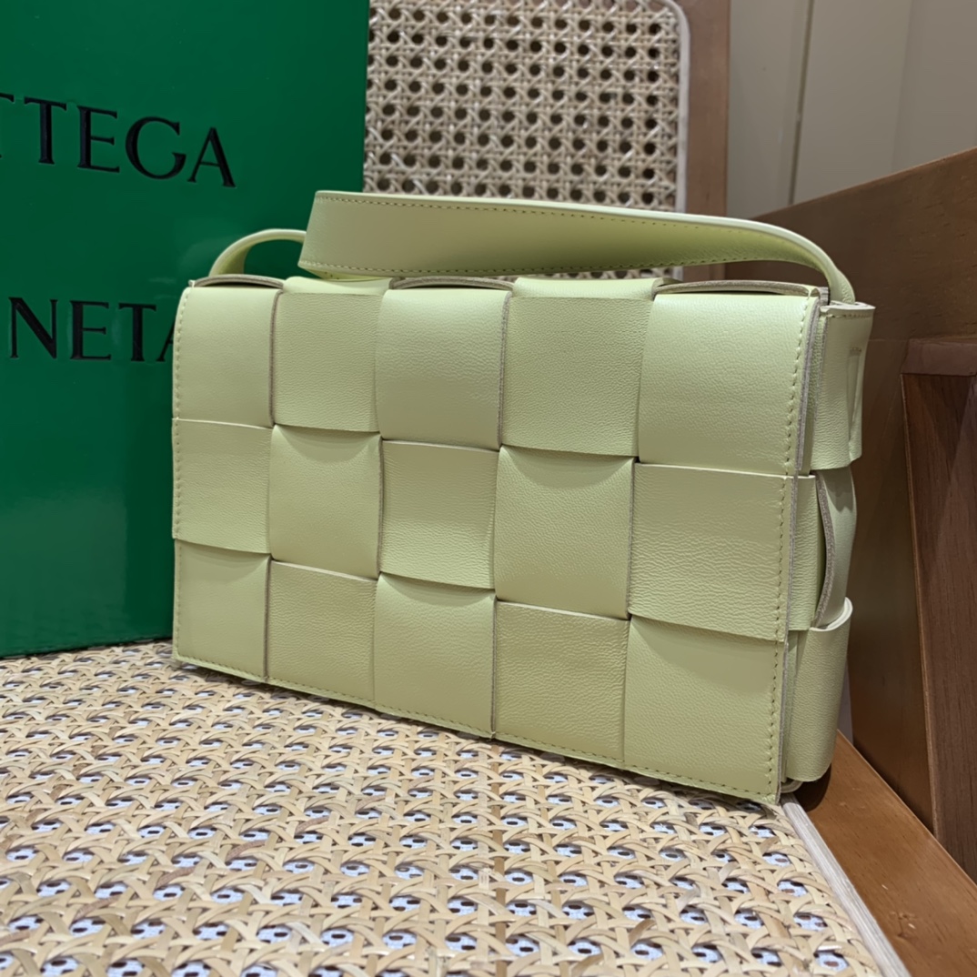 Bottega Veneta CASSETTE 23CM 编织皮革方盒斜挎包 578004香草冰激凌