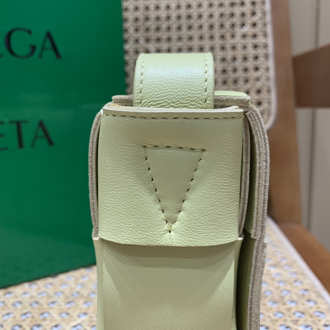 Bottega Veneta CASSETTE 23CM 编织皮革方盒斜挎包 578004香草冰激凌