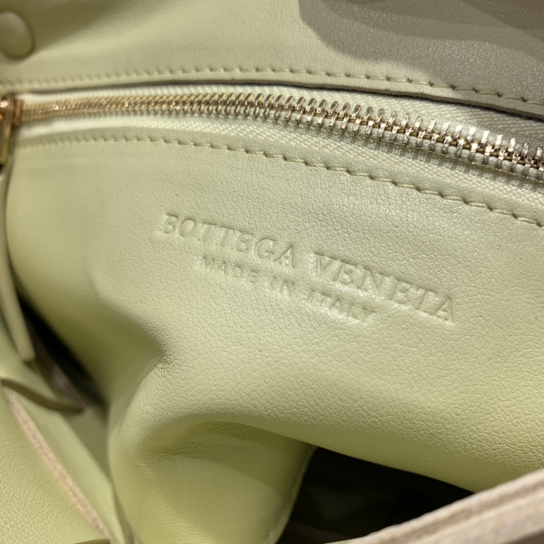 Bottega Veneta CASSETTE 23CM 编织皮革方盒斜挎包 578004香草冰激凌