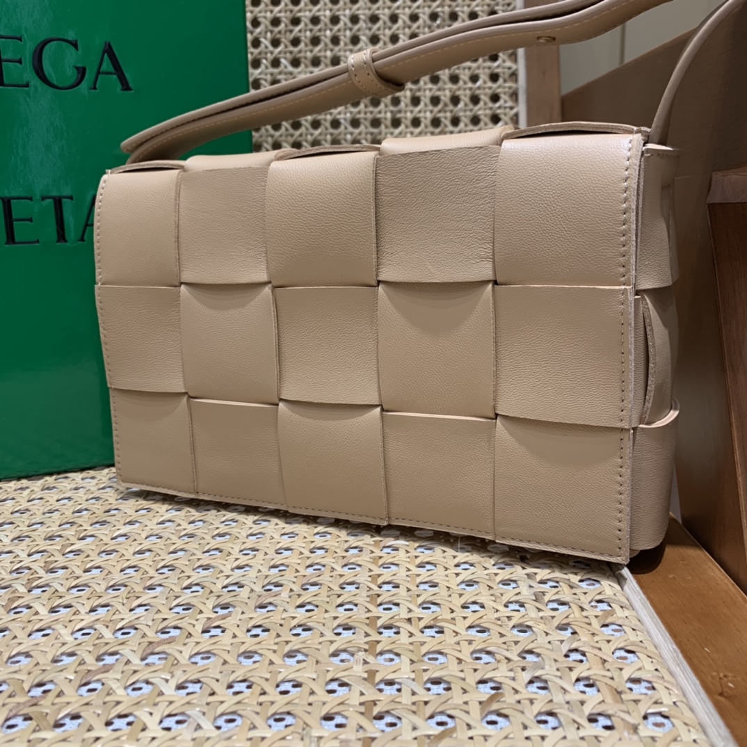Bottega Veneta CASSETTE 23CM 编织皮革方盒斜挎包 578004杏仁色