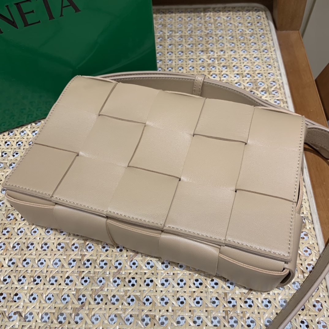Bottega Veneta CASSETTE 23CM 编织皮革方盒斜挎包 578004杏仁色