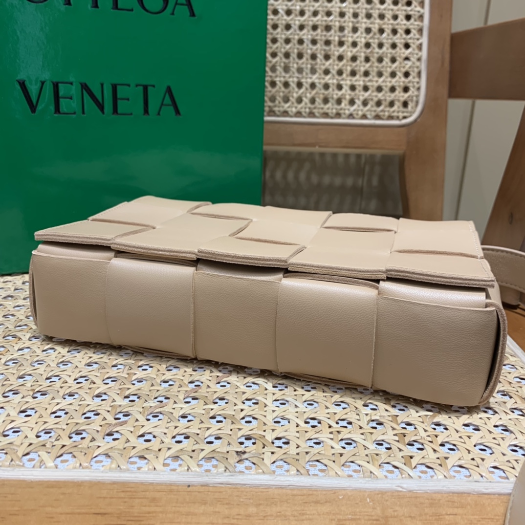 Bottega Veneta CASSETTE 23CM 编织皮革方盒斜挎包 578004杏仁色