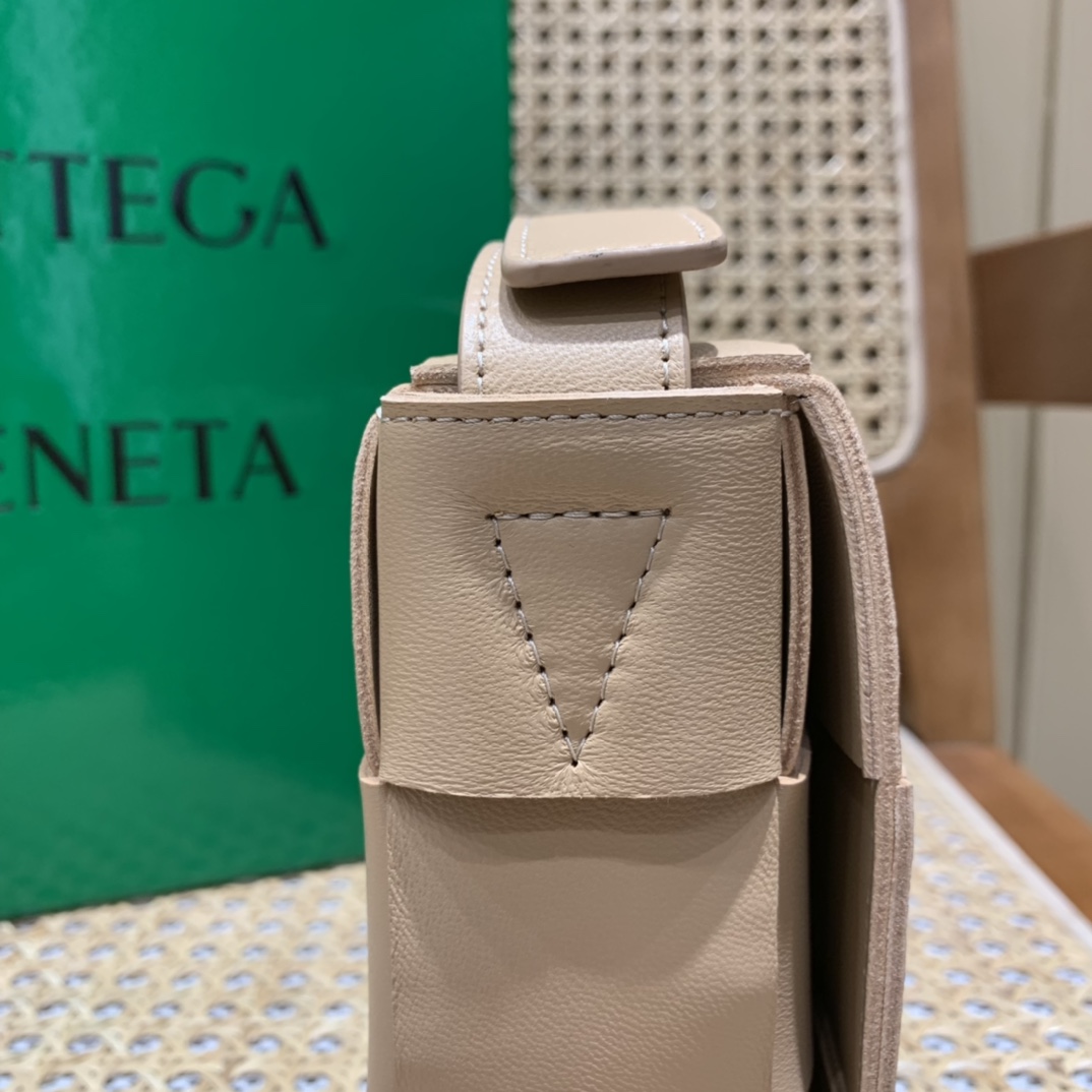 Bottega Veneta CASSETTE 23CM 编织皮革方盒斜挎包 578004杏仁色