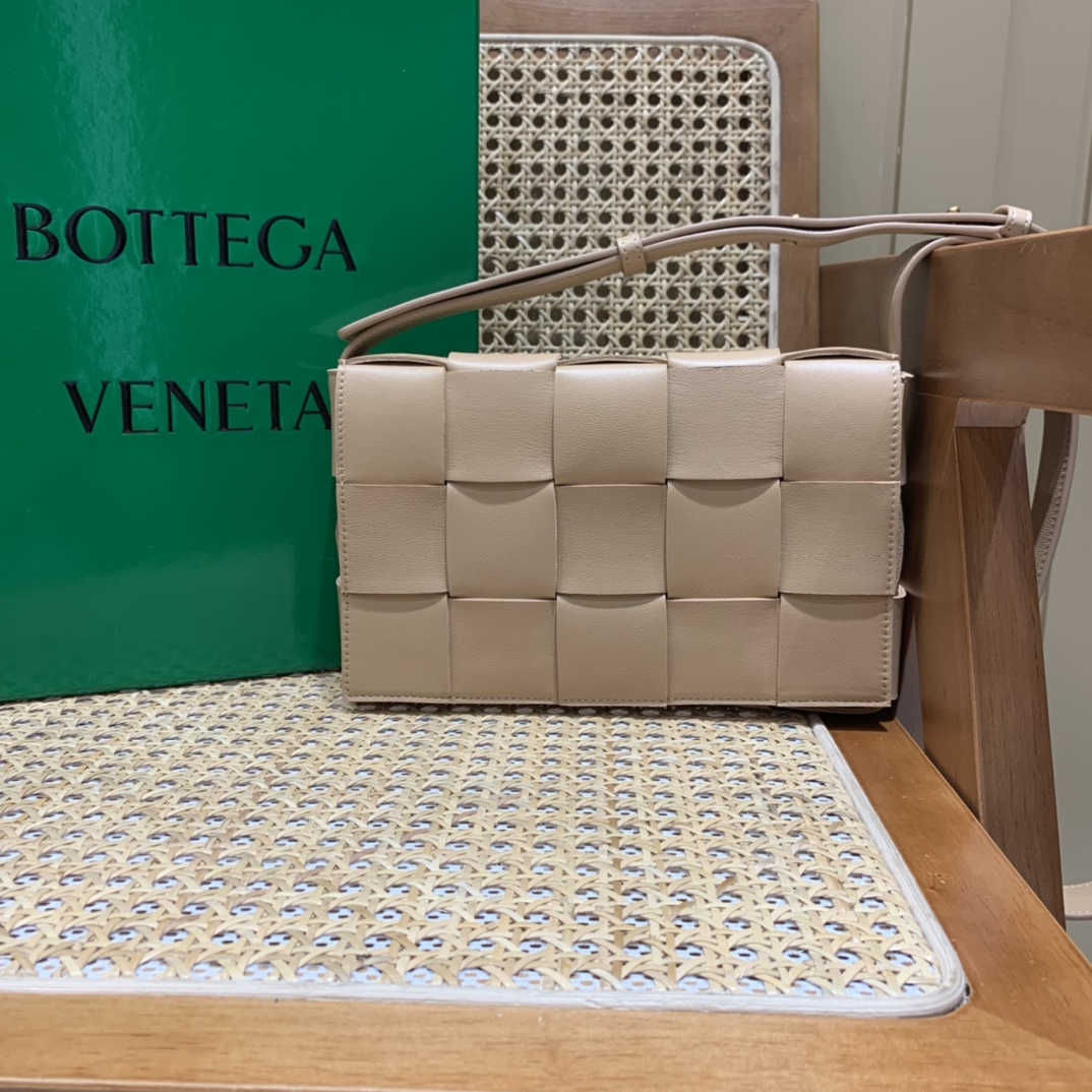 Bottega Veneta CASSETTE 23CM 编织皮革方盒斜挎包 578004杏仁色