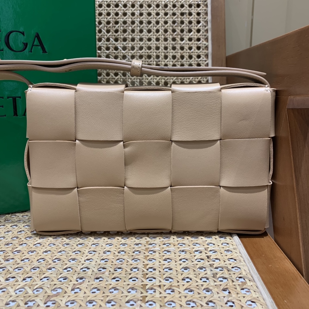 Bottega Veneta CASSETTE 23CM 编织皮革方盒斜挎包 578004杏仁色