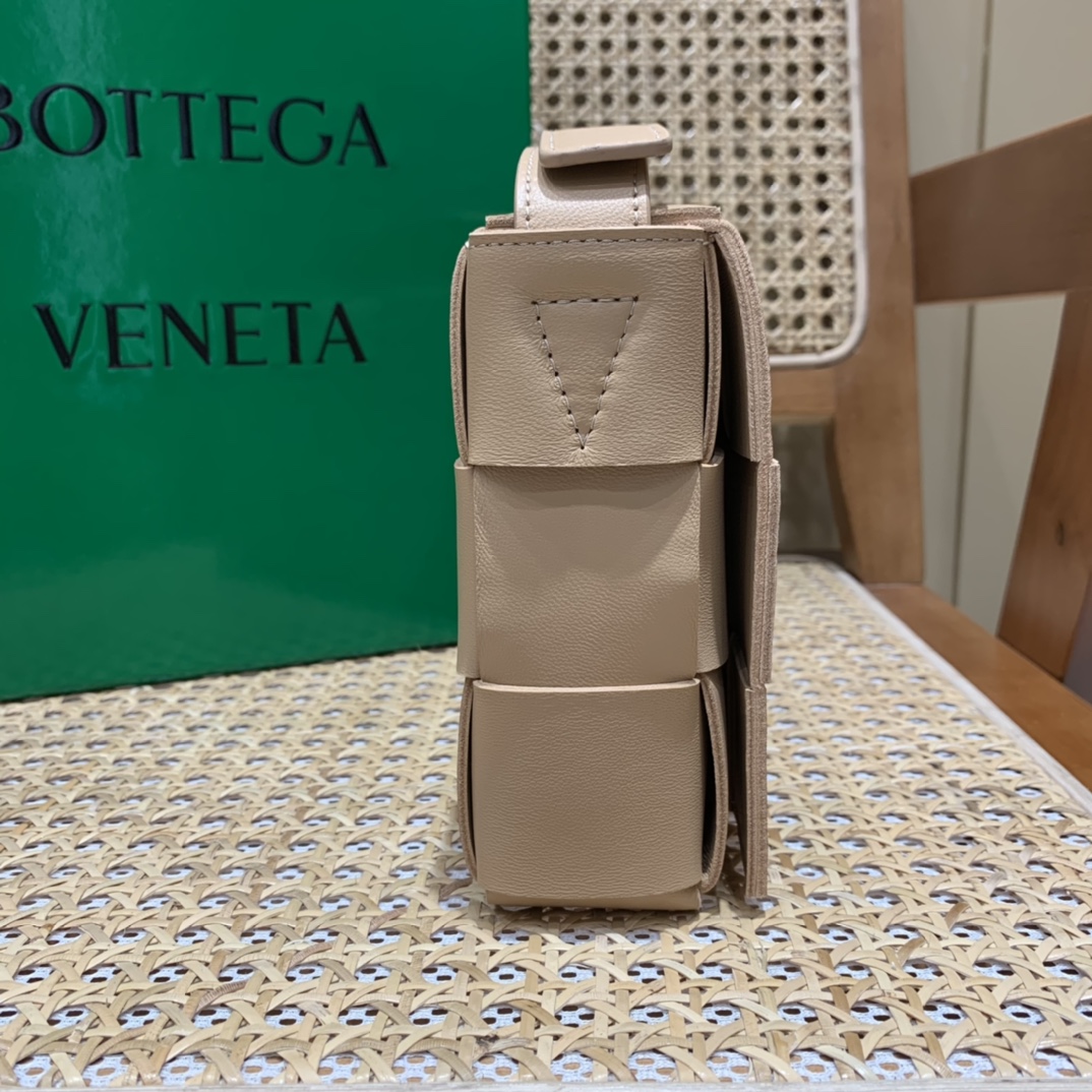 Bottega Veneta CASSETTE 23CM 编织皮革方盒斜挎包 578004杏仁色