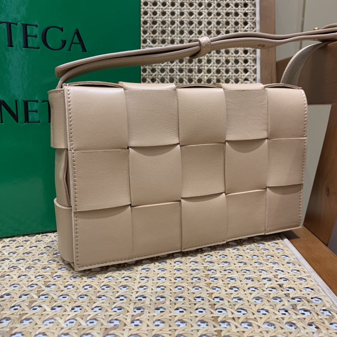 Bottega Veneta CASSETTE 23CM 编织皮革方盒斜挎包 578004杏仁色
