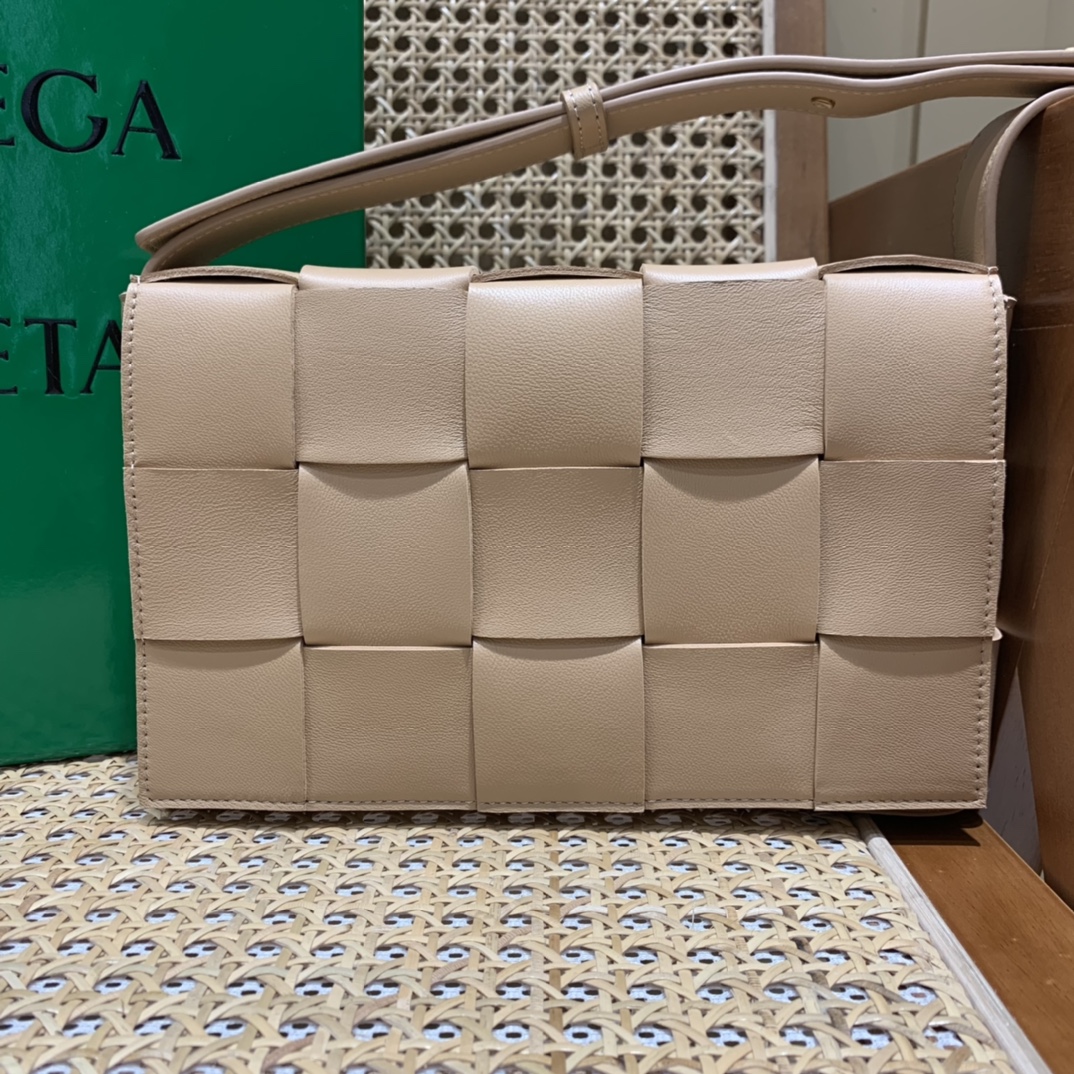 Bottega Veneta CASSETTE 23CM 编织皮革方盒斜挎包 578004杏仁色