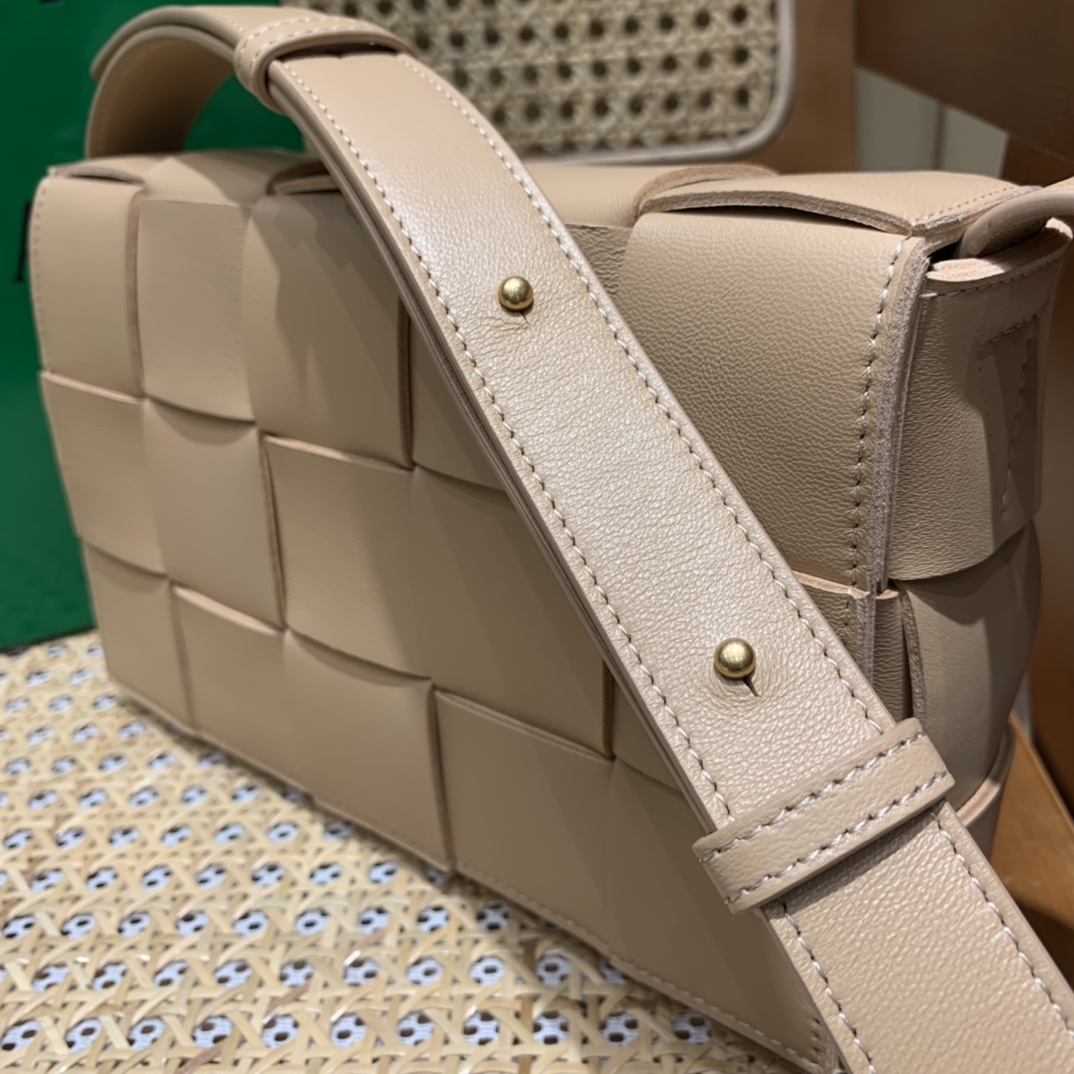 Bottega Veneta CASSETTE 23CM 编织皮革方盒斜挎包 578004杏仁色