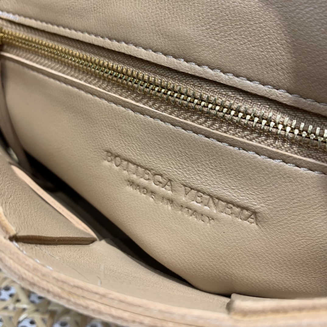 Bottega Veneta CASSETTE 23CM 编织皮革方盒斜挎包 578004杏仁色