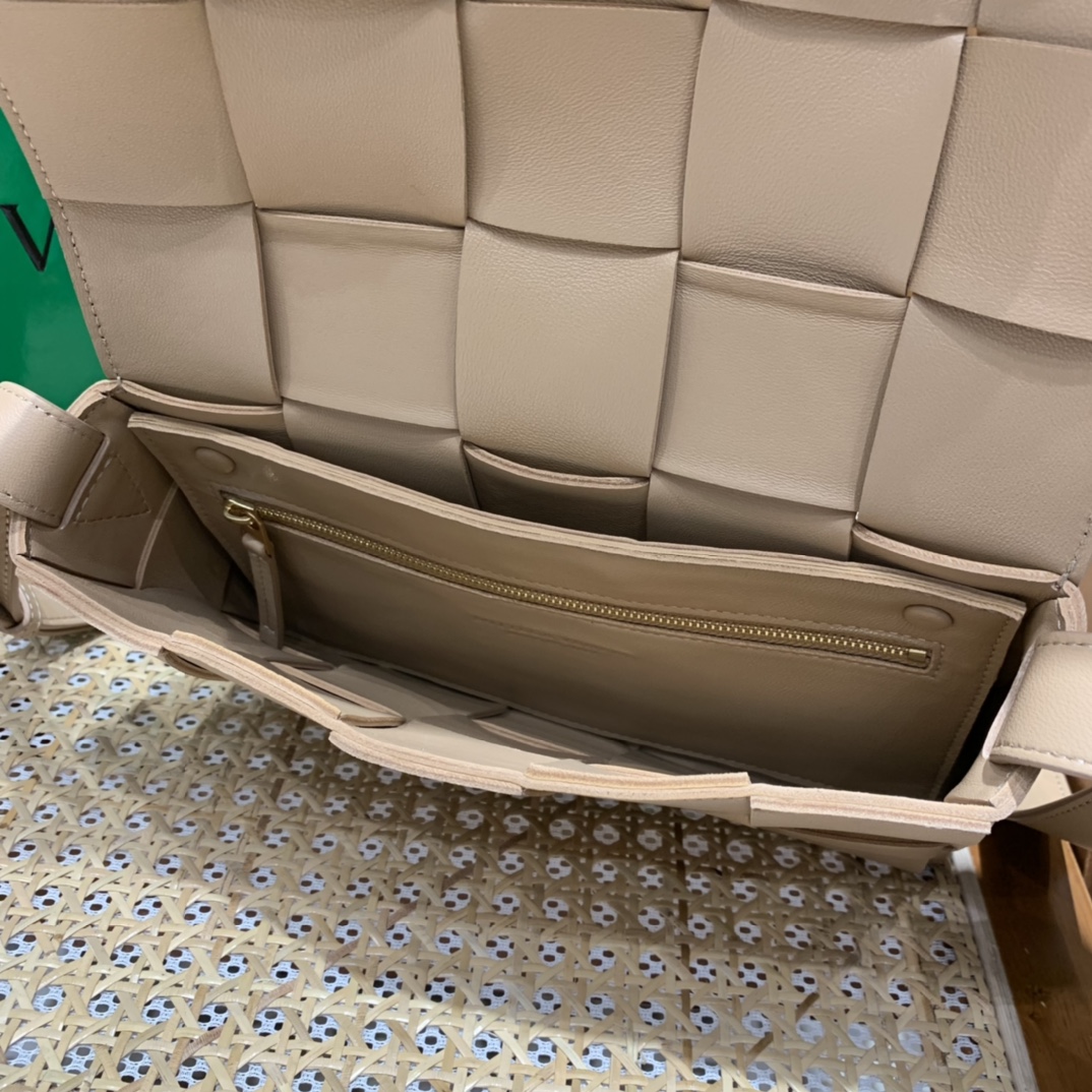 Bottega Veneta CASSETTE 23CM 编织皮革方盒斜挎包 578004杏仁色