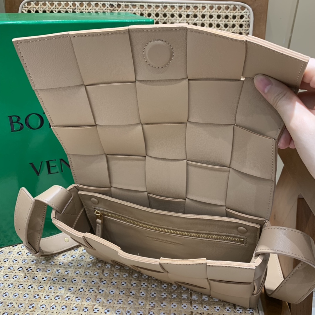 Bottega Veneta CASSETTE 23CM 编织皮革方盒斜挎包 578004杏仁色