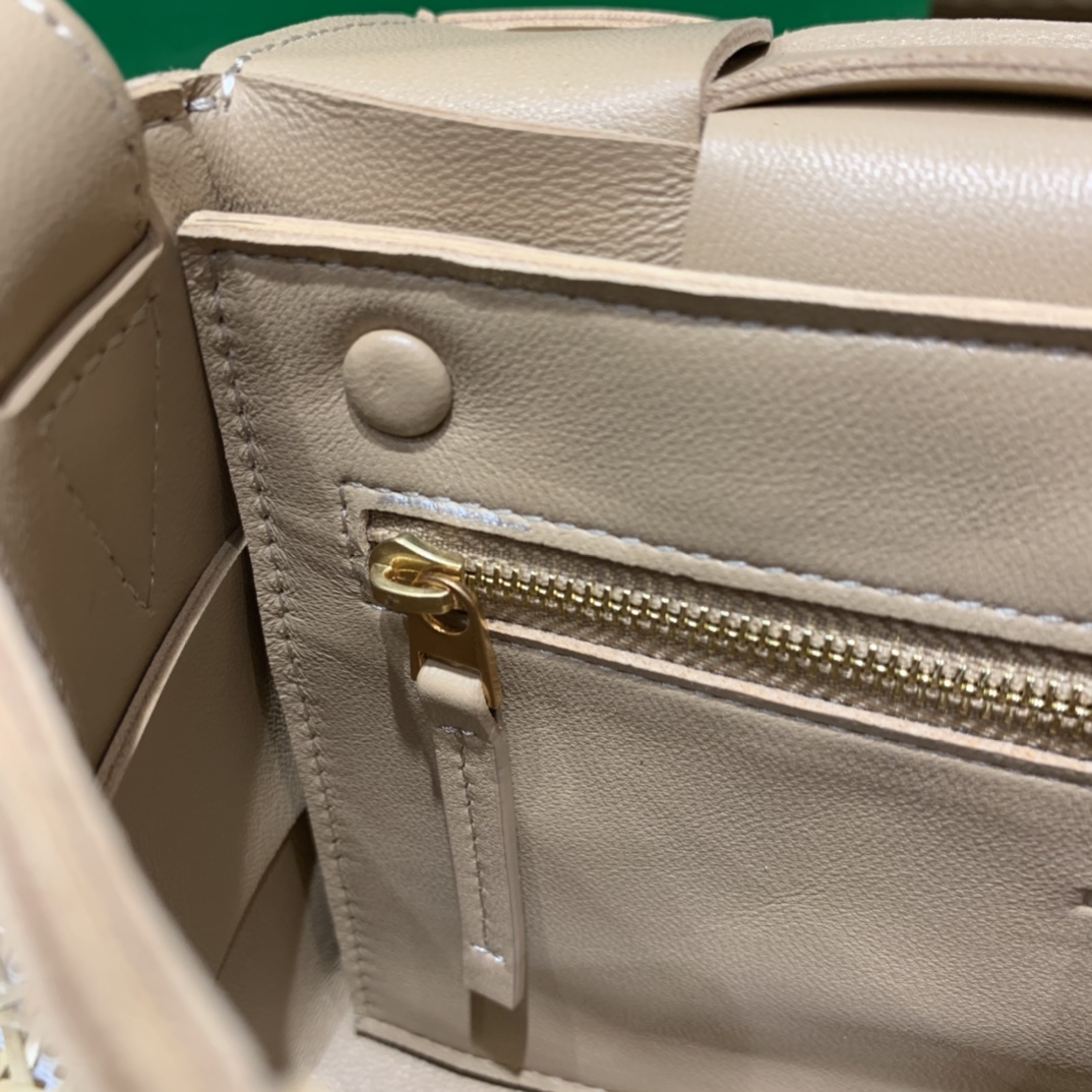 Bottega Veneta CASSETTE 23CM 编织皮革方盒斜挎包 578004杏仁色