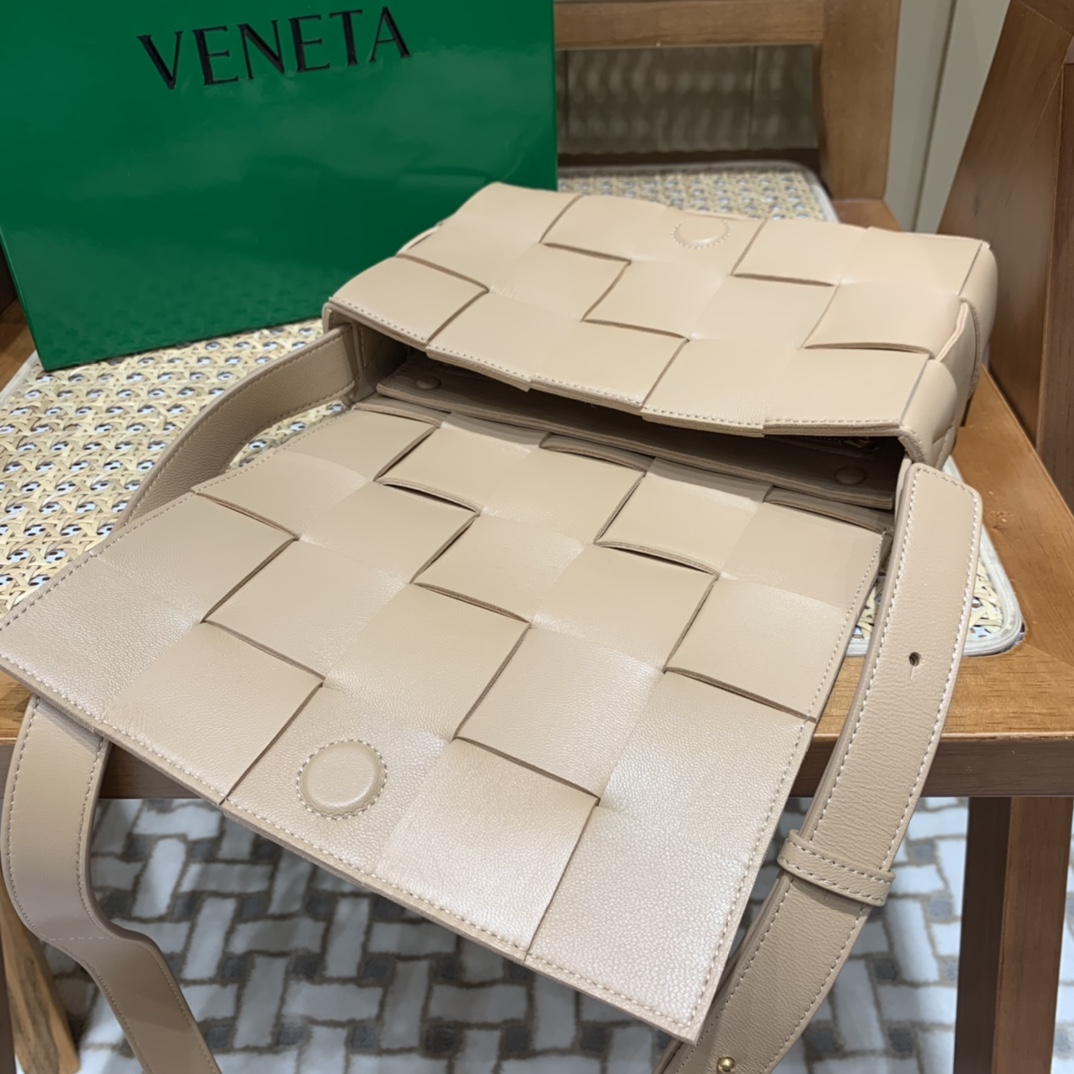 Bottega Veneta CASSETTE 23CM 编织皮革方盒斜挎包 578004杏仁色