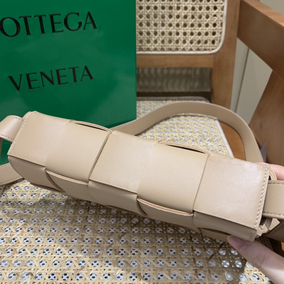 Bottega Veneta CASSETTE 23CM 编织皮革方盒斜挎包 578004杏仁色