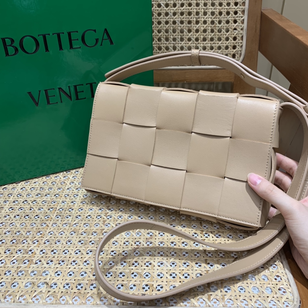 Bottega Veneta CASSETTE 23CM 编织皮革方盒斜挎包 578004杏仁色